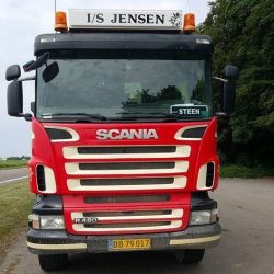 I/S Jensen container udlejnings lastbil på grusvej